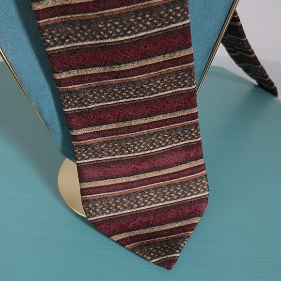 Mulberry Designer Men’s Italian Hand Sewn Silk Necktie with Striped Print - Picture 2 of 5